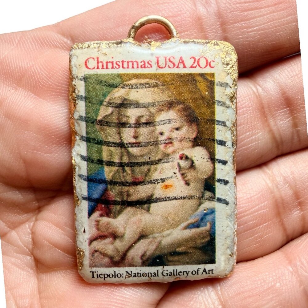 1973 20c Christmas Stamp Clay & Gold Leaf Pendant Necklace Encased in Resin - Picture 7 of 11